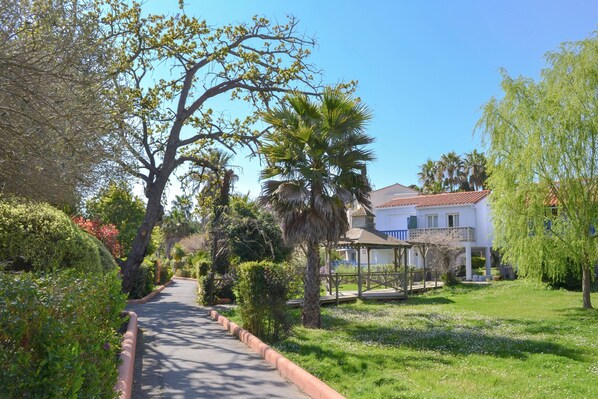 Property grounds - Comfortable T2 in Malibu Village – Pools & Beach Nearby (Canet-en-Roussillon)