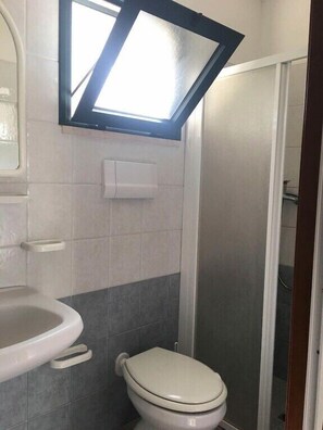 A bathroom with a toilet, a sink, and a window. - Chalet Viola Beach Village (Foce Varano)