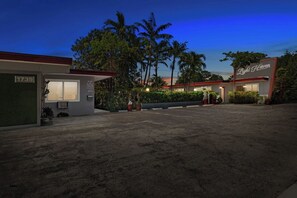 Floor plan - 1BR Pet-friendly Condo w/ Parking & Backyard BBQ (Hollywood)