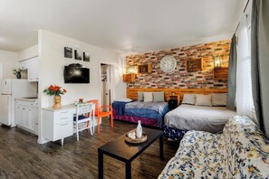 Apartment (1 Bedroom) | Floor plan - Hollywood 1BR Condo: Pets Allowed, BBQ & Parking (Hollywood)