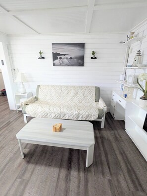 Living area - Cozy 3BD Cottage 8 min to beach.  Pet friendly (Old Orchard Beach)