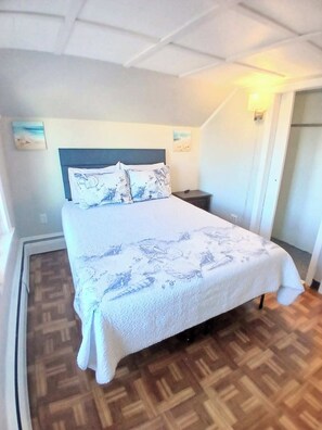 Room - Cozy 3BD Cottage 8 min to beach.  Pet friendly (Old Orchard Beach)