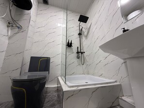 Shower, hair dryer, towels, soap - Taj Mahal  (Osh)