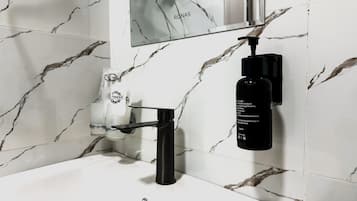 Buồng tắm vòi sen, máy sấy tóc, khăn tắm, xà phòng