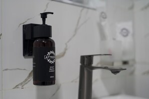 Quarto solteiro básico | Banheiro | Chuveiro, secador de cabelo, toalhas de banho, sabonete