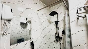 Douche, sèche-cheveux, serviettes fournies, savon