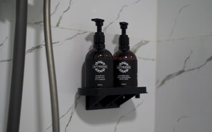 Dusche, Haartrockner, Handtücher, Seife