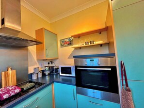 Apartment | Private kitchen | Fridge, microwave, oven, stovetop - Cambridge Cozy Retreat - 1 Bed Apartment (Cambridge)