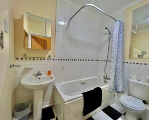 Apartment | Bathroom | Shower, towels, toilet paper - Cambridge Cozy Retreat - 1 Bed Apartment (Cambridge)