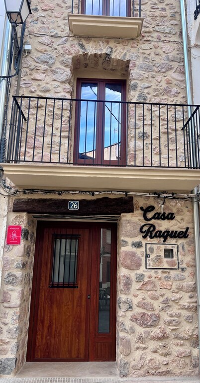 Casa Raquel Montanejos with capacity for ten people.