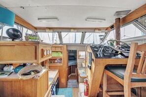 Floor plan - Luxury Yacht 2 BR Marina Views & Wifi (Anacortes)