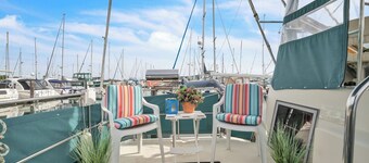 Luxury Yacht 2 BR Marina Views & Wifi