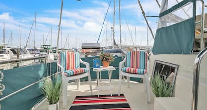 Luxury Yacht 2 BR Marina Views & Wifi