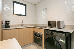 Fridge, microwave, oven, coffee/tea maker - Rooftop Pool with Sea View | WI-FI 200mb #CAC01 (Florianópolis)