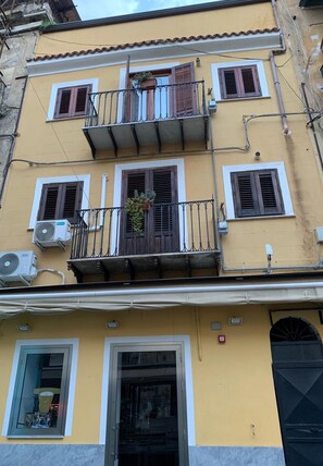 تفاصيل الفندق من الخارج