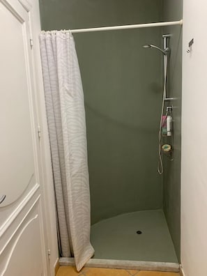 Dusj, hårføner, bidé og håndklær