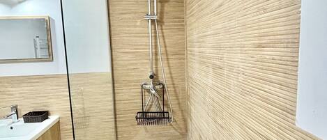 Secador de cabelo, toalhas de banho, sabonete, papel higiênico