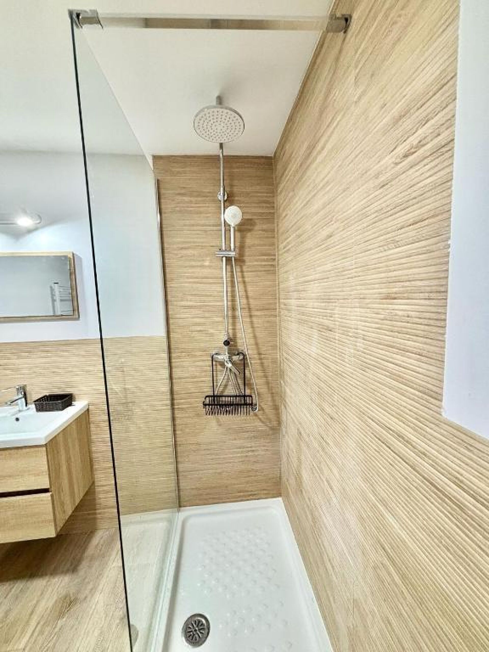 Haartrockner, Handtücher, Seife, Toilettenpapier