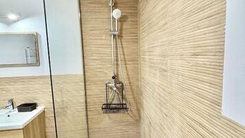 Haartrockner, Handtücher, Seife, Toilettenpapier