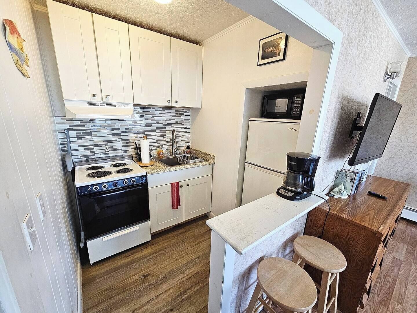 Frigorífico, microondas, horno y placa de cocina