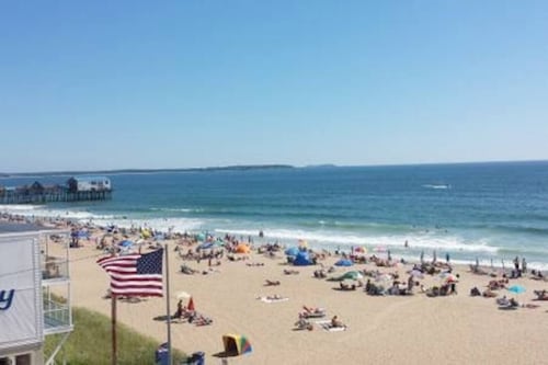 Beach across the street . Pet Friendly. Sleeps 3