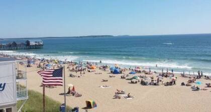 Beach across the street . Pet Friendly. Sleeps 3