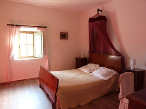 4 bedrooms, iron/ironing board, WiFi, bed sheets - Gite at château de Paulignan (TRAUSSE)