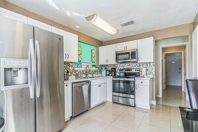 Comfortable 4BR Getaway: Wifi & Parking Included