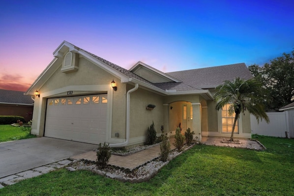 House (4 Bedrooms) | Front of property - Comfortable 4BR Getaway: Wifi & Parking Included (Orlando)