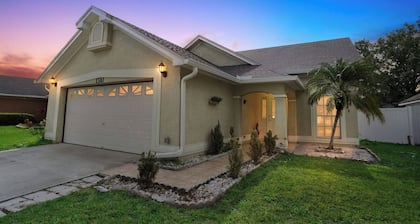 Comfortable 4BR Getaway: Wifi & Parking Included