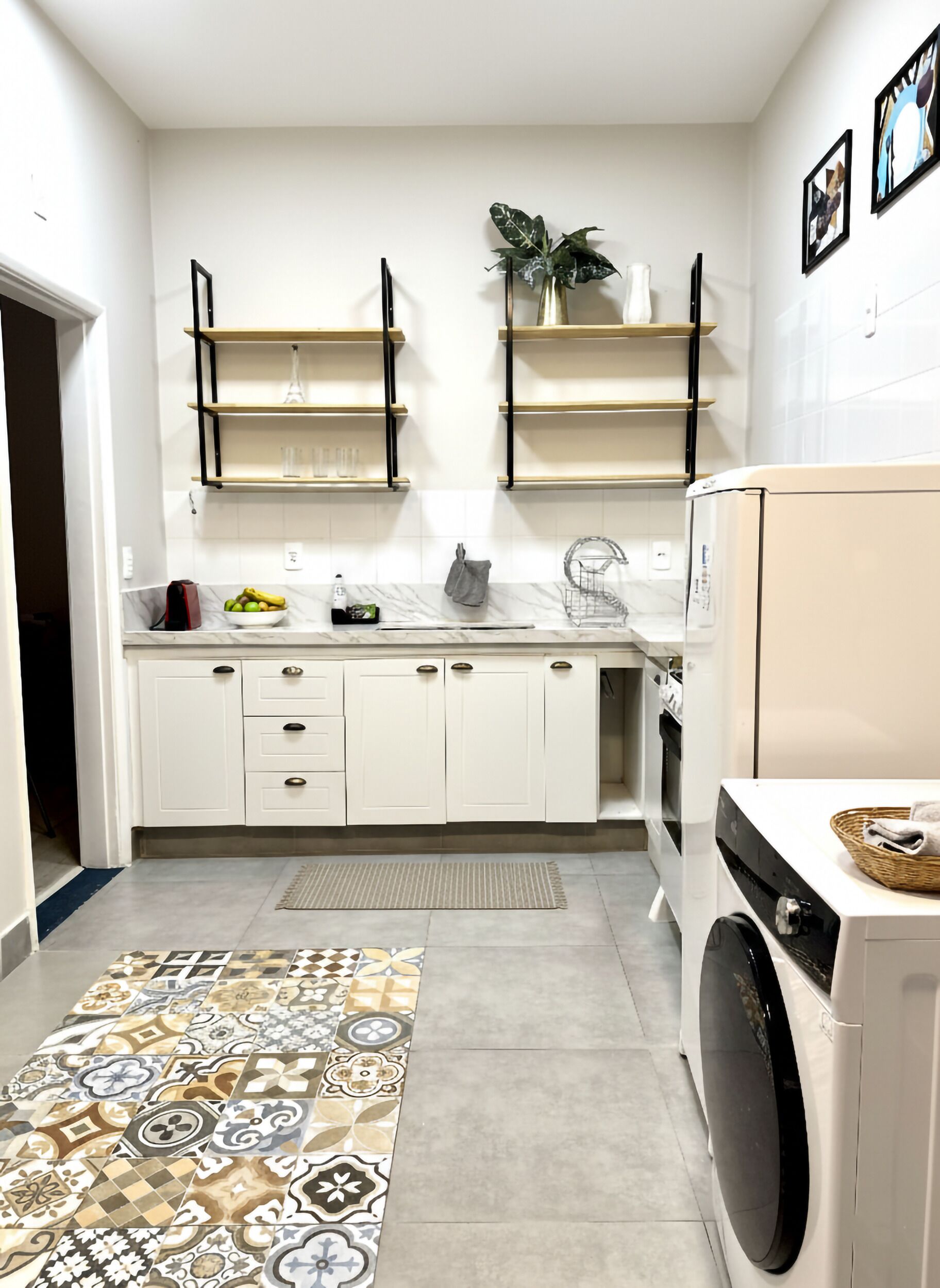 Kühlschrank, Ofen, Herdplatte, Kochgeschirr/Geschirr/Besteck