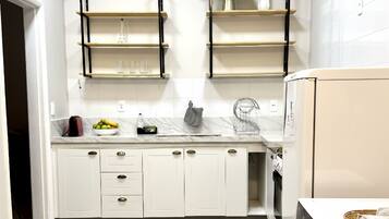 Refrigerador, horno, parrilla de estufa y utensilios de cocina