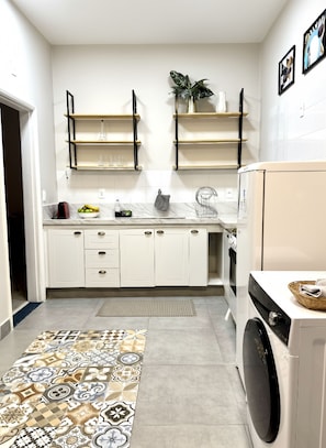 Fridge, oven, stovetop, cookware/dishes/utensils