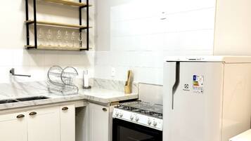 Kühlschrank, Ofen, Herdplatte, Kochgeschirr/Geschirr/Besteck