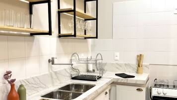 冷蔵庫、オーブン、コンロ、調理器具と食器