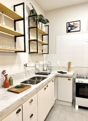 Fridge, oven, stovetop, cookware/dishes/utensils