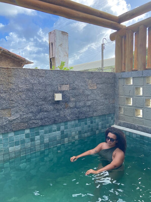 Een binnenzwembad en een buitenzwembad