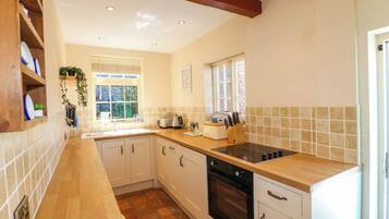 Lave-vaisselle, batterie de cuisine, vaisselle et ustensiles