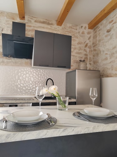 Cozy 1-bedroom cottage with AC, WiFi in charming Galižana