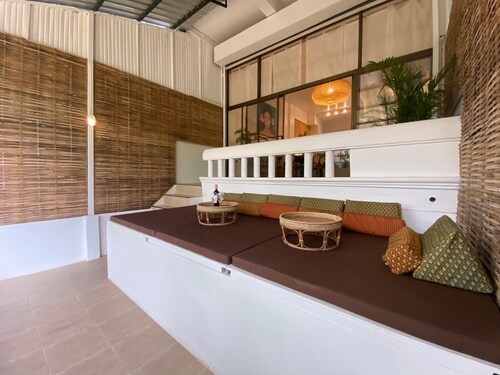 Charming 3-bedroom townhome with AC, free wifi near Central Festival