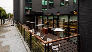 Un edificio moderno con un letrero que dice "ABACA Restaurant Bar Panadería".