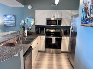 Kylskåp, mikrovågsugn, ugn och spishäll
