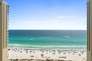 On the beach - Beachfront Views + Resort Pool + Beach Chairs (Panama City Beach)