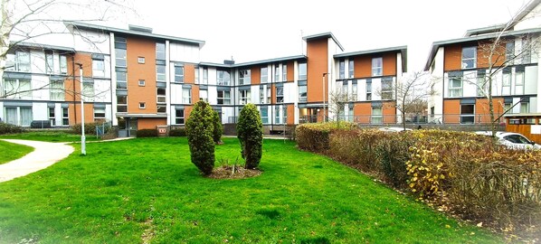 Exterior - Stylish 2-Bed 2-Bath Near Gatwick and Town centre (Crawley,)