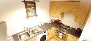 Private kitchen - Stylish 2-Bed 2-Bath Near Gatwick and Town centre (Crawley,)