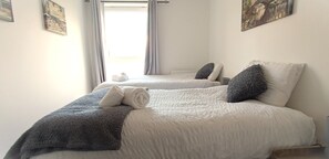 2 bedrooms, iron/ironing board, WiFi, bed sheets - Stylish 2-Bed 2-Bath Near Gatwick and Town centre (Crawley,)