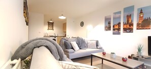 Living area - Stylish 2-Bed 2-Bath Near Gatwick and Town centre (Crawley,)