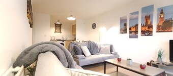 Stylish 2-Bed 2-Bath Near Gatwick and Town centre