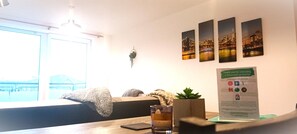 Interior - Stylish 2-Bed 2-Bath Near Gatwick and Town centre (Crawley,)