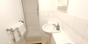 Shower, hair dryer, towels - Stylish 2-Bed 2-Bath Near Gatwick and Town centre (Crawley,)